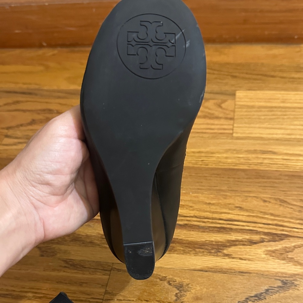 🛍️SALE🛍️ Tory Burch Black Leather Heels with Gold Logo - Picture 5 of 8